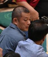 　観戦するＵ字工事・益子卓郎（撮影・持木克友）