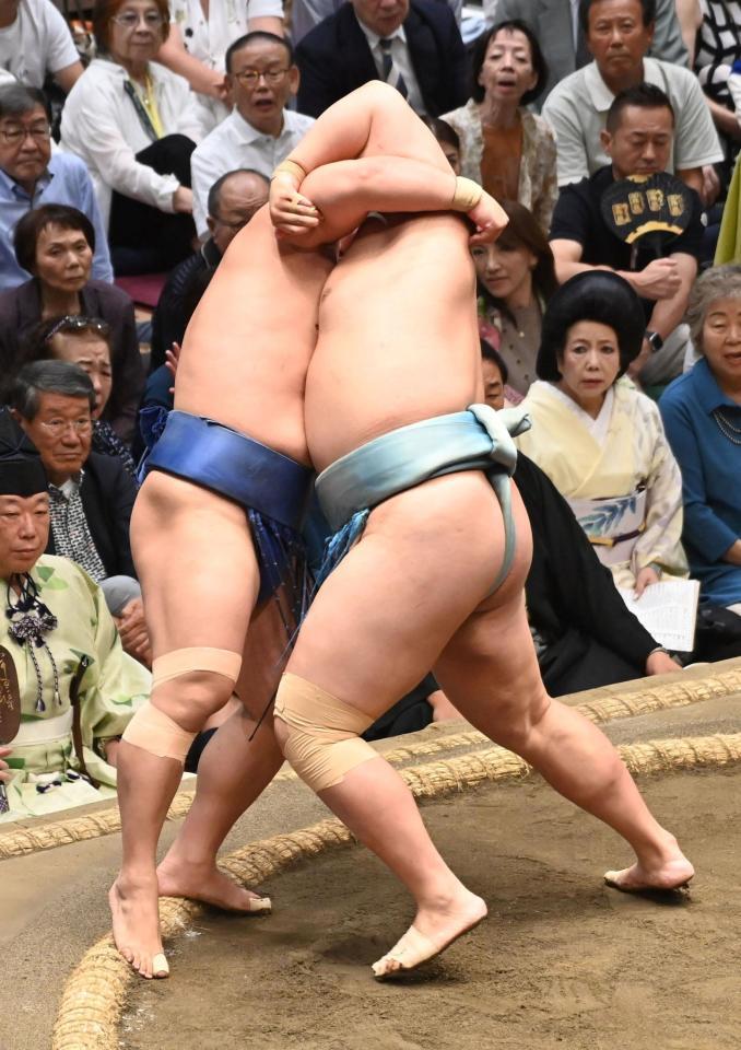 　琴勝峰に寄り切られる若隆景（左）＝撮影・持木克友