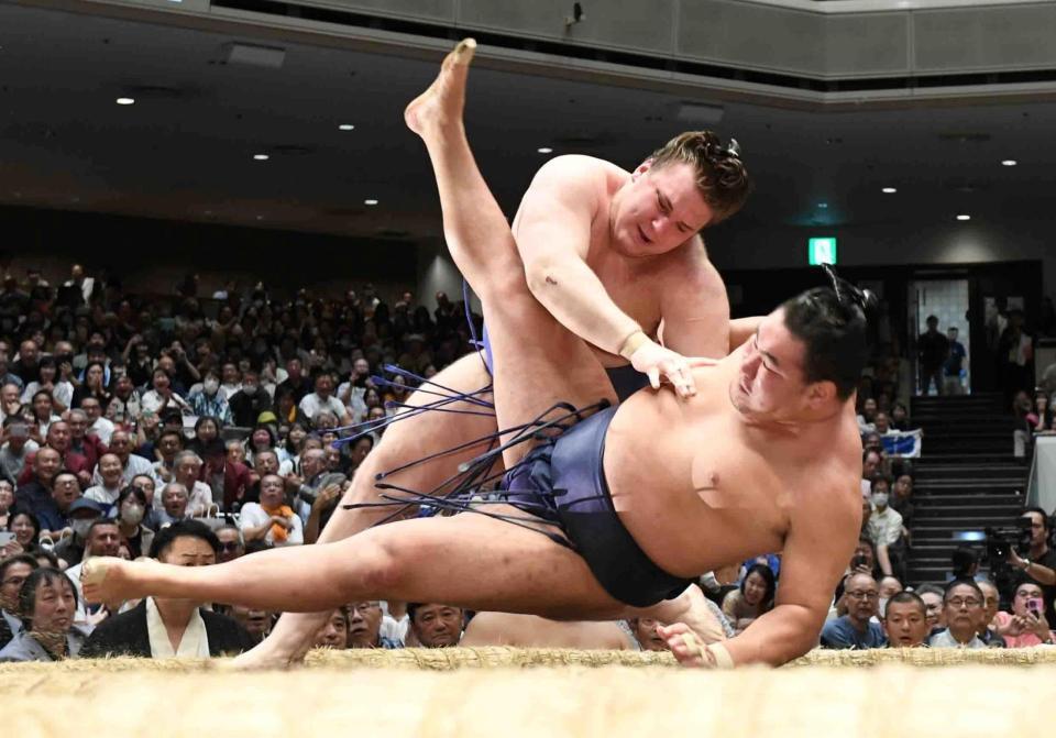 　鮮やかな切り返しで豊昇龍（手前）に土を付けた安青錦（撮影・佐藤厚）