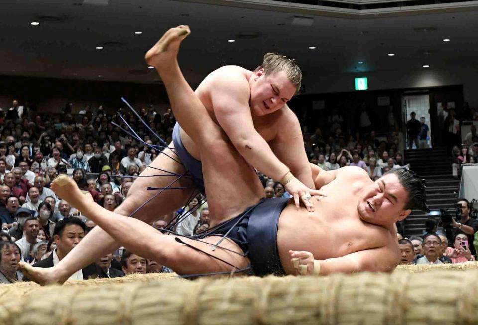 　鮮やかな切り返しで豊昇龍（手前）に土を付けた安青錦（撮影・佐藤厚）
