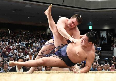 　鮮やかな切り返しで豊昇龍（手前）に土をつけた安青錦（撮影・佐藤厚）