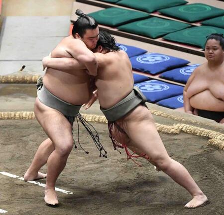 　若神（右）を寄り倒しで破った朝阪神（撮影・佐藤厚）