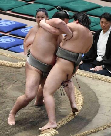 　若神（右）を寄り倒しで破った朝阪神（撮影・佐藤厚）