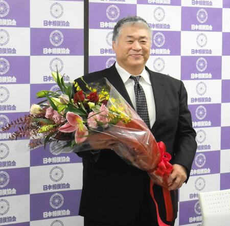 　定年会見を行った大嶽親方