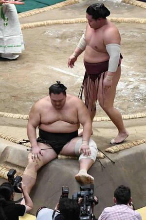 　錦富士（右）に敗れ、３敗目を喫した朝乃山（撮影・佐藤厚）