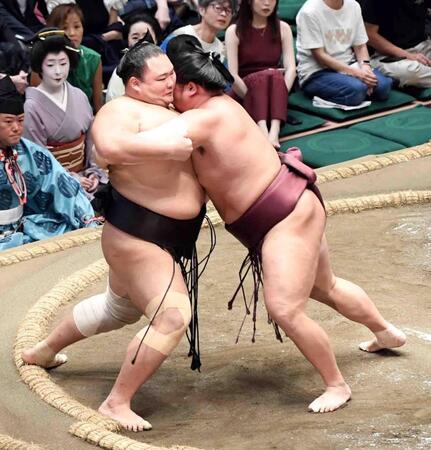 　錦富士（右）に敗れ、３敗目を喫した朝乃山（撮影・佐藤厚）