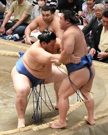 　若隆景（右）を寄り切りで下し、１敗を守った大の里（撮影・佐藤厚）