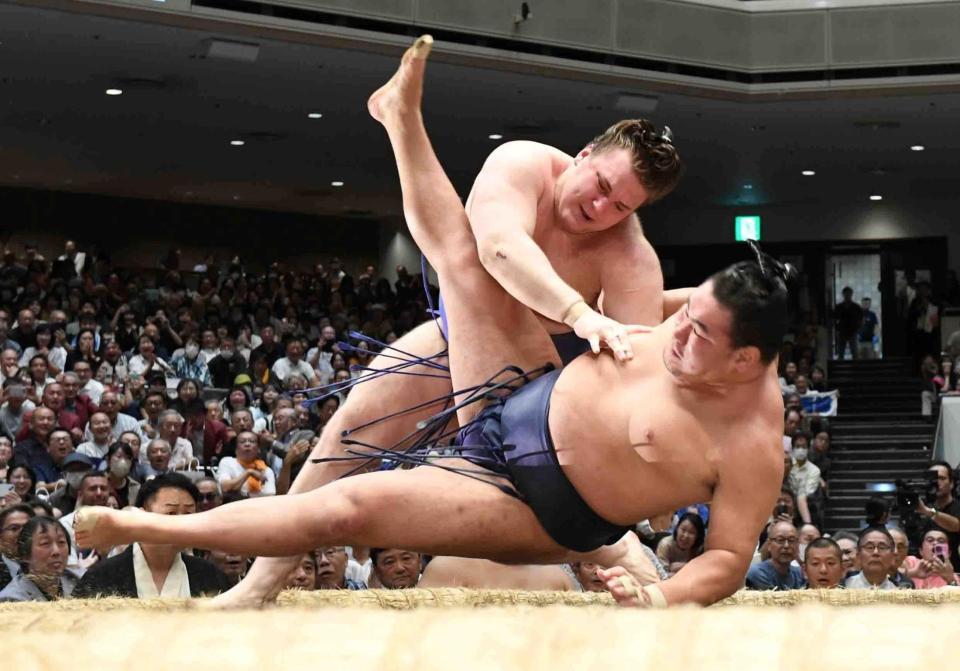 　鮮やかな切り返しで豊昇龍（手前）に土をつけた安青錦（撮影・佐藤厚）