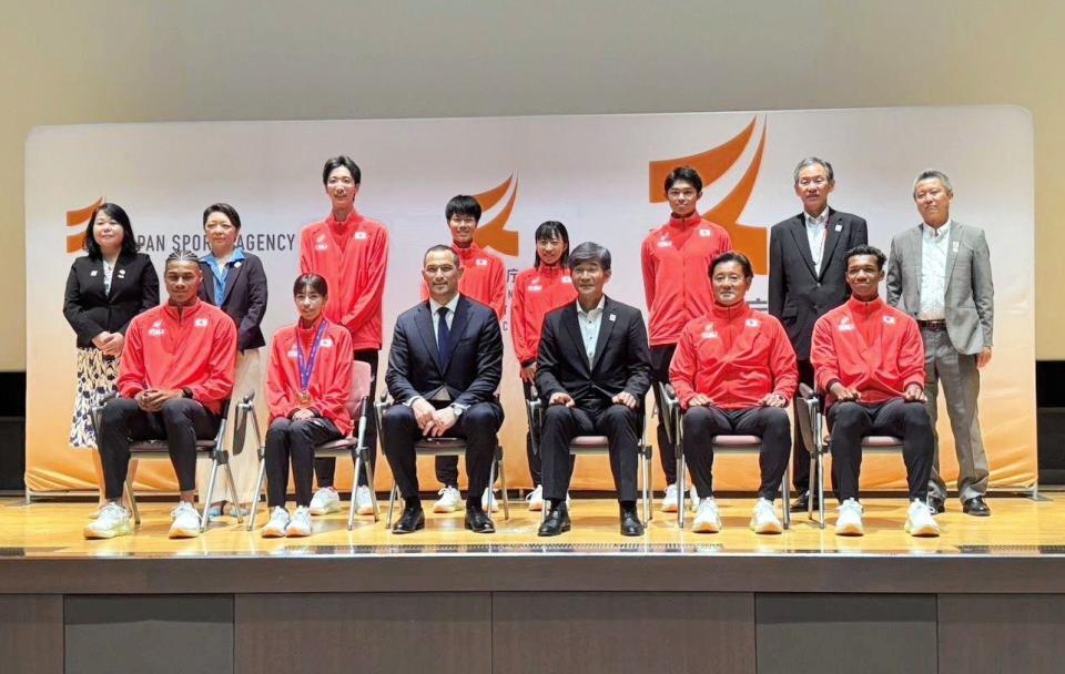 　スポーツ庁・室伏長官（前列左から３人目）と大会報告を行った日本選手団