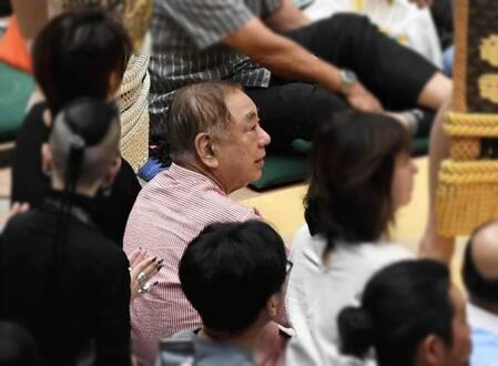 　砂かぶりで観戦する三遊亭好楽＝２６日