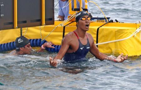 　オープンウオーター日本選手権の男子１０キロを制した南出大伸。左は２位の辻森魁人＝千葉県館山市北条海岸沖