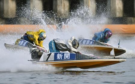 　第５日、優勝戦進出を決めた新開航（手前）＝ボートレース宮島