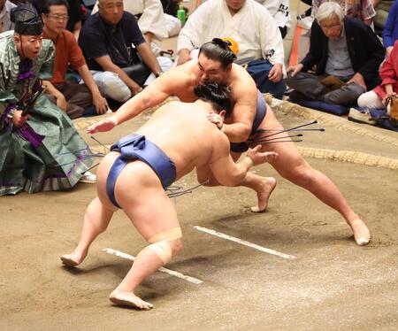 国技館どよめき、怒声も？豊昇龍、変化で１差死守「今日は勝ちにいった」トップ大の里は不戦勝、八角理事長は擁護「お客さんには申し訳ないが」