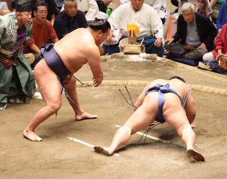 　若隆景（右）をはたき込みで下す豊昇龍
