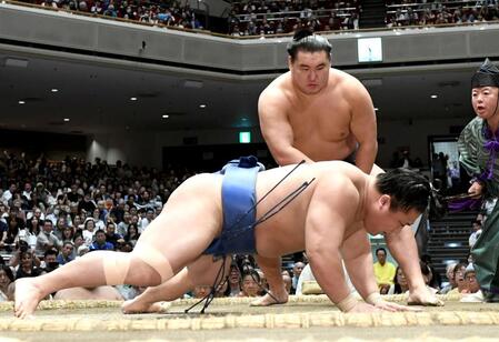 　若隆景（手前）をはたき込みで下した豊昇龍（撮影・佐藤厚）