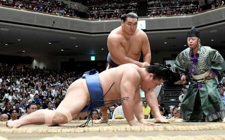 　若隆景（手前）をはたき込みで下した豊昇龍（撮影・佐藤厚）