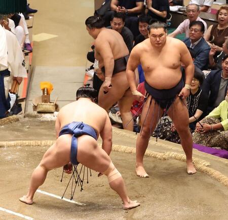 　若隆景（左）をはたき込みで下した豊昇龍