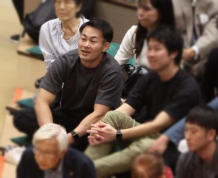 　観戦する福岡堅樹氏