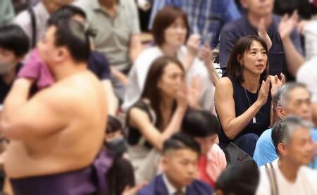 　観戦する小谷実可子氏