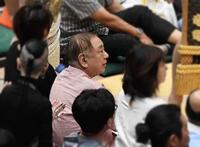 　砂かぶりで観戦する三遊亭好楽＝２６日