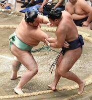 　豊昇龍（右）を寄り切りで下した琴桜＝２６日