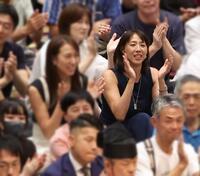 　観戦する小谷実可子氏