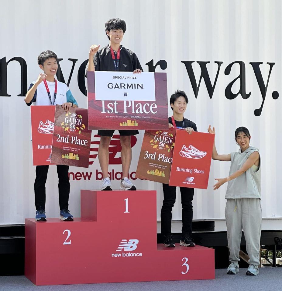 　ランニングイベント「Ｒｕｎ　Ｙｏｕｒ　Ｗａｙ．Ｔｏｋｙｏ」の表彰式でプレゼンターを務めた田中希実（右）