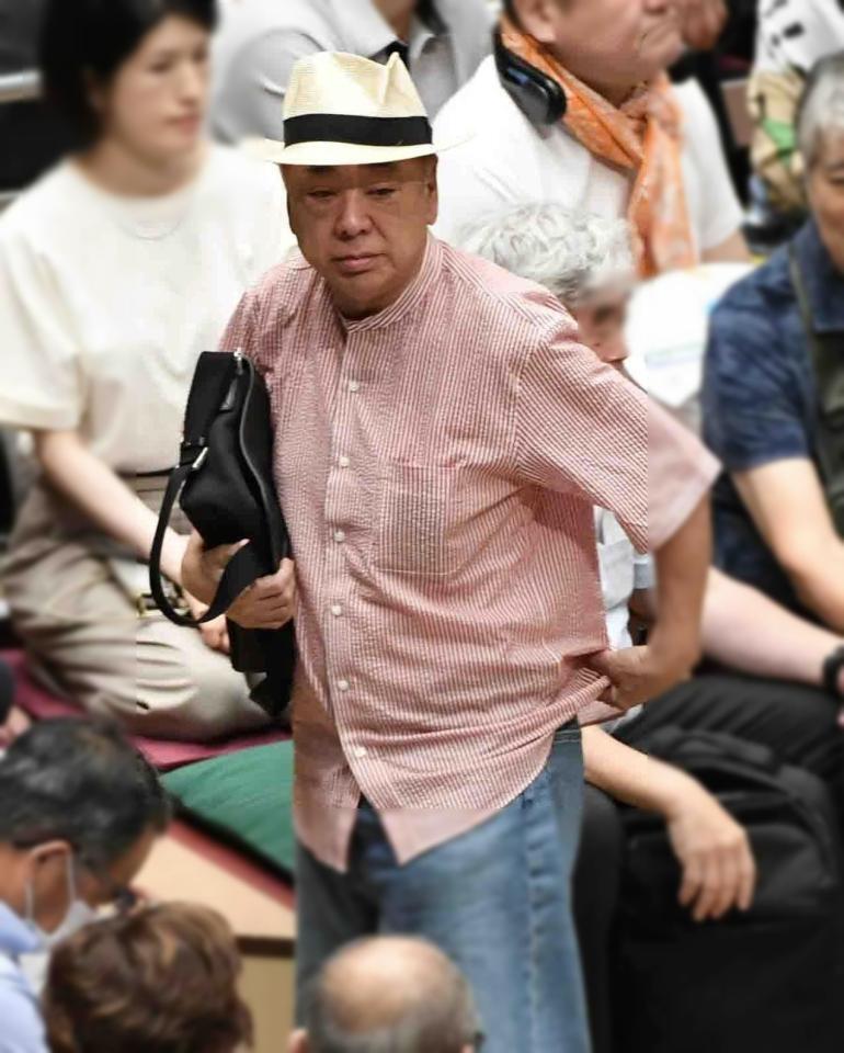 　観戦に訪れた三遊亭好楽＝２６日