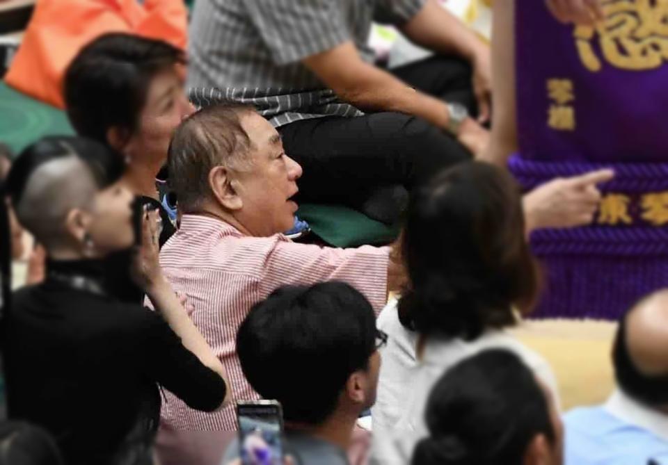 　砂かぶりで観戦する三遊亭好楽＝２６日