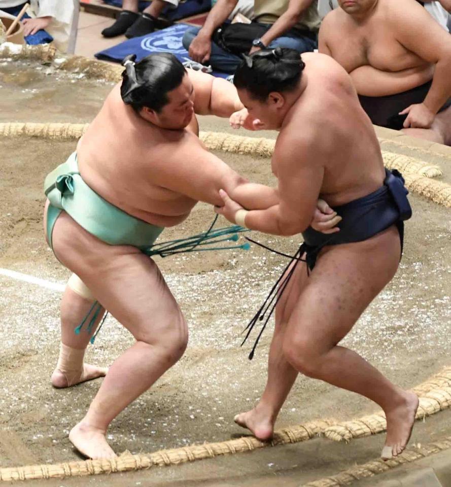 　豊昇龍（右）を寄り切りで下した琴桜＝２６日