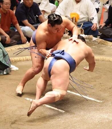 　若隆景（右）をはたき込みで下す豊昇龍