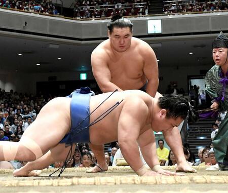 　若隆景（手前）をはたき込みで下した豊昇龍（撮影・佐藤厚）