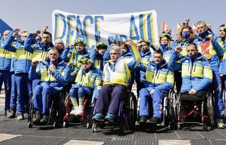　北京冬季パラリンピックの選手村で、ロシアの侵攻に抗議するウクライナ選手団＝２０２２年３月、張家口（共同）