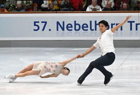 　エキシビションで演技するペアの三浦璃来（左）、木原龍一組＝オーベルストドルフ（共同）