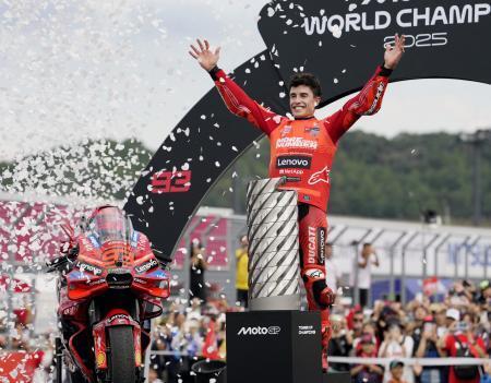 　モトＧＰクラスで総合優勝を決め、喜ぶマルク・マルケス＝モビリティリゾートもてぎ