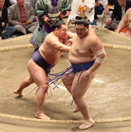 　大の里（右）を押し出しで負る豊昇龍