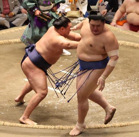 　大の里（右）を押し出しで破る豊昇龍