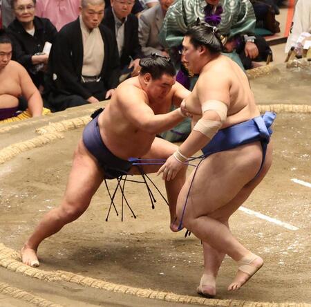 　大の里（右）を押し出しで破る豊昇龍