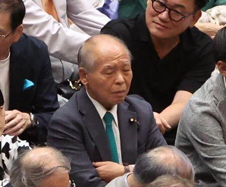 　相撲観戦する鈴木宗男議員