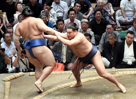　本割で大の里（左）押し出しで破った豊昇龍（撮影・佐藤厚）