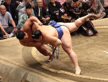 　豊昇龍（左）を寄り倒しで破り優勝した大の里