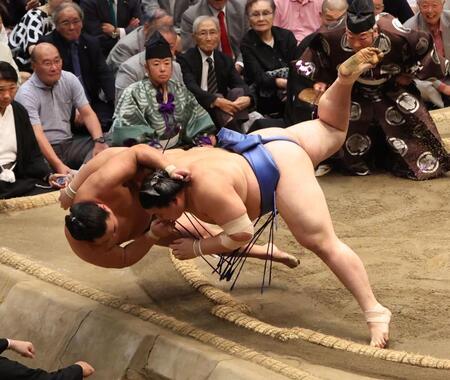 　豊昇龍（左）を寄り倒しで破り優勝した大の里