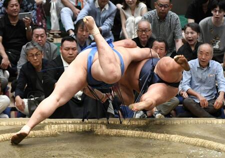 　優勝決定戦で豊昇龍（右）を寄り倒しで破った大の里（撮影・佐藤厚）