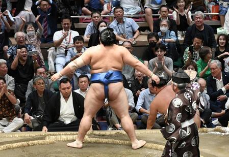 　優勝決定戦で豊昇龍（右）を寄り倒しで破った大の里（撮影・佐藤厚）