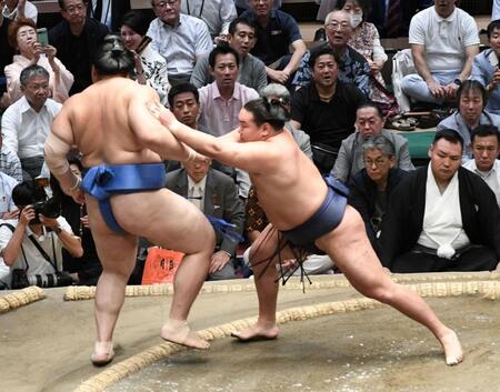 　本割で大の里（左）押し出しで破った豊昇龍（撮影・佐藤厚）