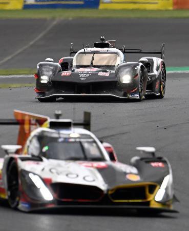 　第７戦決勝で１６位のトヨタ８号車（奥）＝富士スピードウェイ