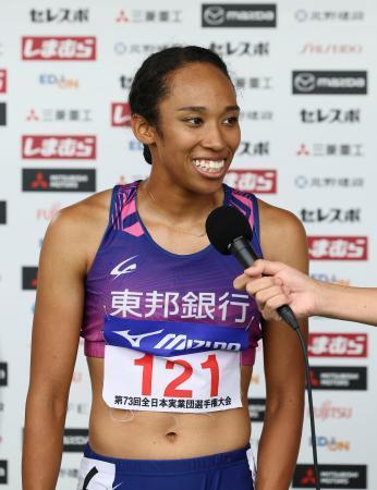 　女子２００メートルで優勝し、笑顔の井戸アビゲイル風果＝維新みらいふスタジアム