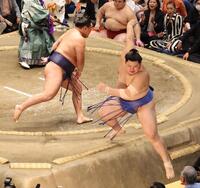 　豊昇龍（左）に押し出しで敗れた大の里