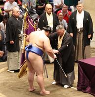 　優勝旗を授与される大の里