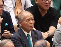 　相撲観戦する鈴木宗男議員